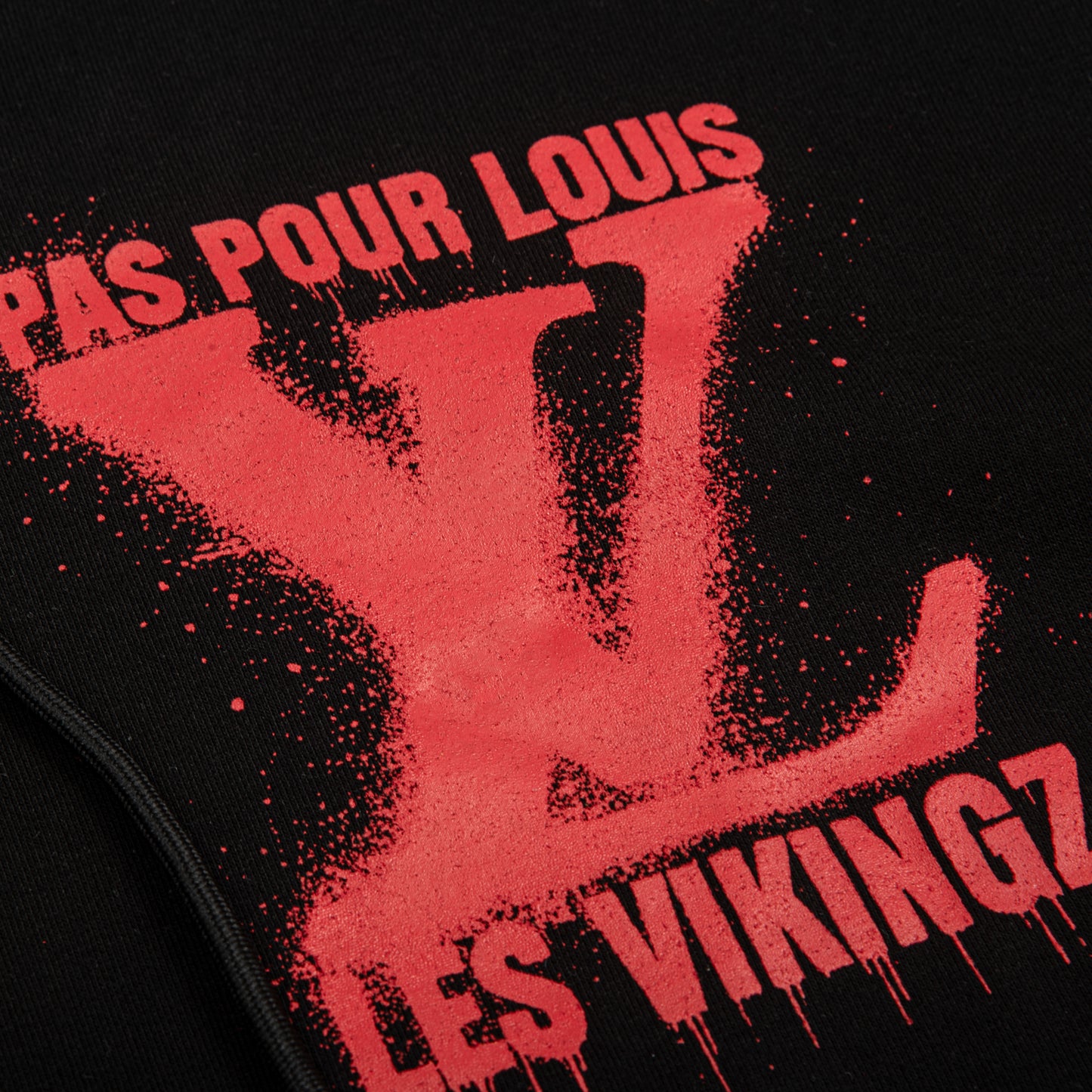 HOODIE "LV PAS POUR LOUIS" - ROUGE/NOIR