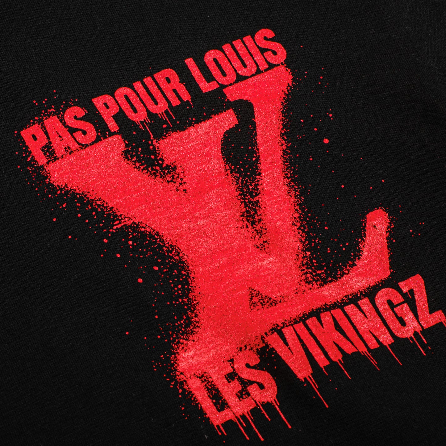 T-SHIRT "LV PAS POUR LOUIS" - ROUGE/NOIR